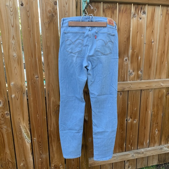 Light wash Levis - Picture 5 of 5